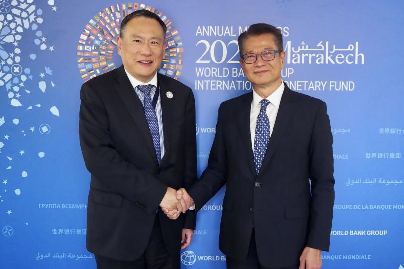 討論金融:  陳茂波（右）與世銀集團常務副行長兼首席行政官楊少林會面。