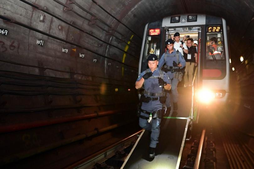 協調應對: 警方凌晨時分連同港鐵公司、消防處、醫療輔助隊及聖約翰救傷隊舉行事故應變演習。相關人員在鐵路隧道作初步排查。 協調應對: 警方凌晨時分連同港鐵公司、消防處、醫療輔助隊及聖約翰救傷隊舉行事故應變演習。相關人員在鐵路隧道作初步排查。