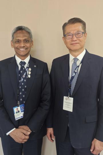 交換意見:  陳茂波（右）與馬來西亞中央銀行行長Abdul Rasheed Ghaffour會面，就區域經濟、數字銀行發展、伊斯蘭金融等議題交換意見。