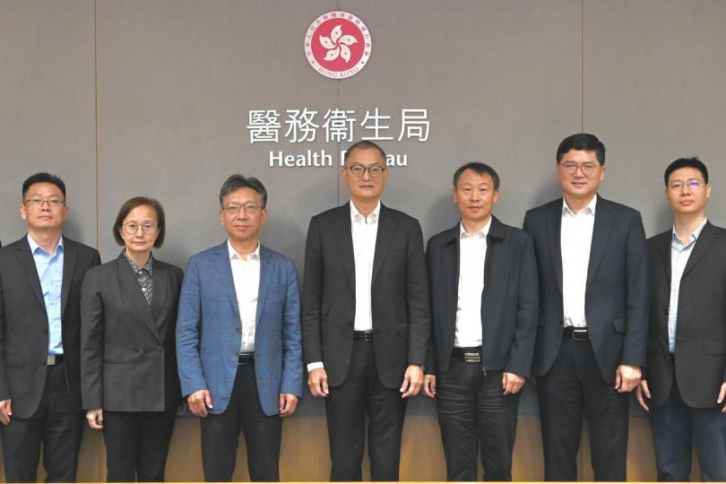 互利共贏: 盧寵茂(中)與鄭岳林(左三)率領的廈門市公共衞生代表團舉行會議。 互利共贏: 盧寵茂(中)與鄭岳林(左三)率領的廈門市公共衞生代表團舉行會議。