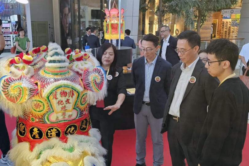 非遺展覽:  楊潤雄（右二）在曼谷參觀香港非物質文化遺產嘉年華展覽。