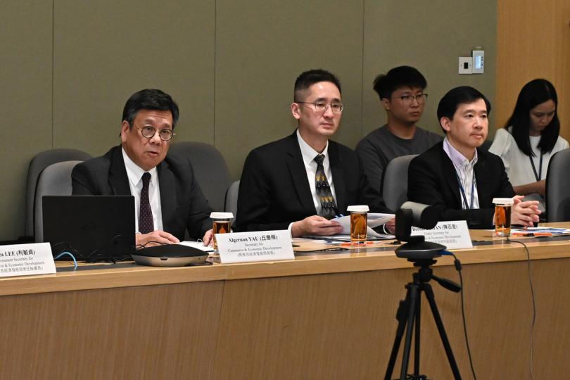 支援營商: 丘應樺(左)向工業貿易諮詢委員會委員介紹施政報告中與商貿有關的措施。 支援營商: 丘應樺(左)向工業貿易諮詢委員會委員介紹施政報告中與商貿有關的措施。