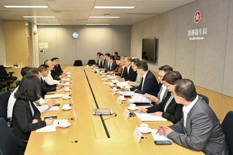 醫療協作: 盧寵茂(右六)與四川省中醫藥管理局局長田興軍(左五)會面。 醫療協作: 盧寵茂(右六)與四川省中醫藥管理局局長田興軍(左五)會面。