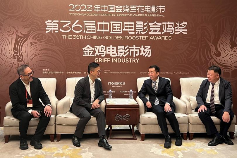 探討合作: 楊潤雄(左二)會晤張宏(右二)和上官軍(右一)。 探討合作: 楊潤雄(左二)會晤張宏(右二)和上官軍(右一)。