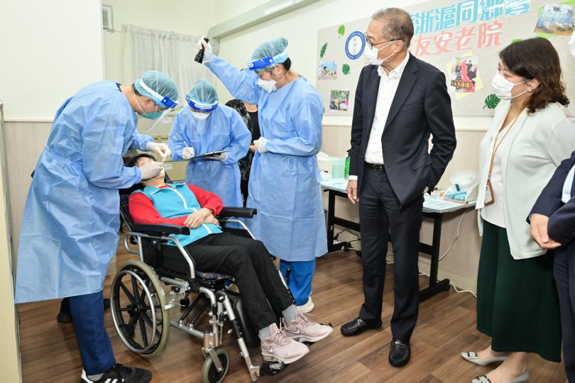 視察服務: 盧寵茂(右二)在葵青區一間安老院視察牙科外展隊為院舍長者提供的基本牙科護理服務。 視察服務: 盧寵茂(右二)在葵青區一間安老院視察牙科外展隊為院舍長者提供的基本牙科護理服務。