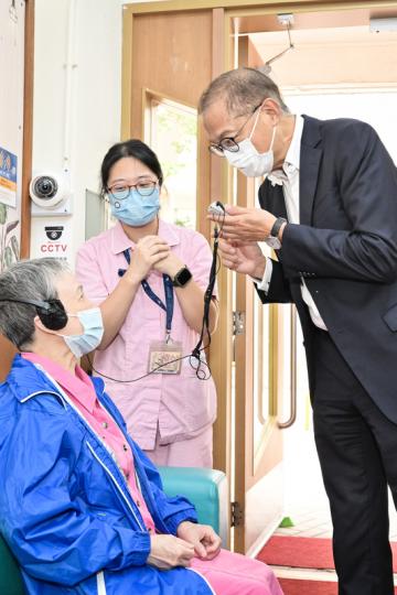 關心長者:  盧寵茂（右）與院友交談，了解她對基本牙科護理服務的意見。