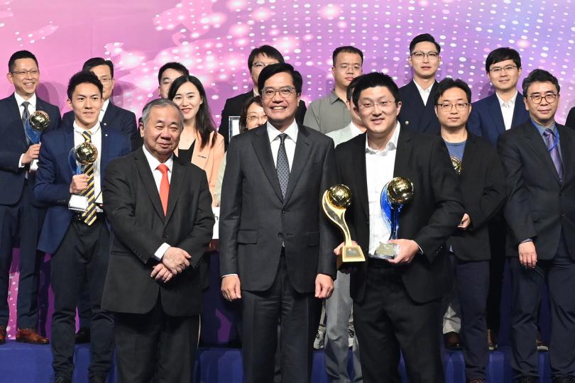出類拔萃:  黃偉綸（前排中）頒發全年大獎予KRIP Limited代表。