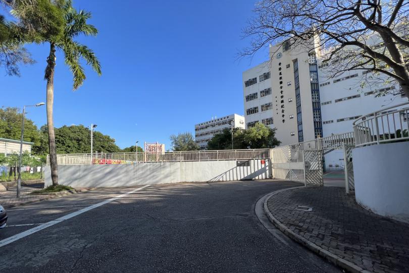 特別安排: 政府在港鐵上水站附近兩所學校,包括香港道教聯合會鄧顯紀念中學設立「鄰近邊境投票站」,以便身在內地的選民在是次區議會選舉投票。 特別安排: 政府在港鐵上水站附近兩所學校,包括香港道教聯合會鄧顯紀念中學設立「鄰近邊境投票站」,以便身在內地的選民在是次區議會選舉投票。