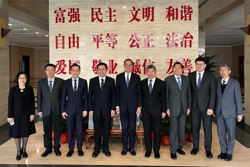 醫療合作:  盧寵茂（中）率領代表團拜訪北京市衞健委。