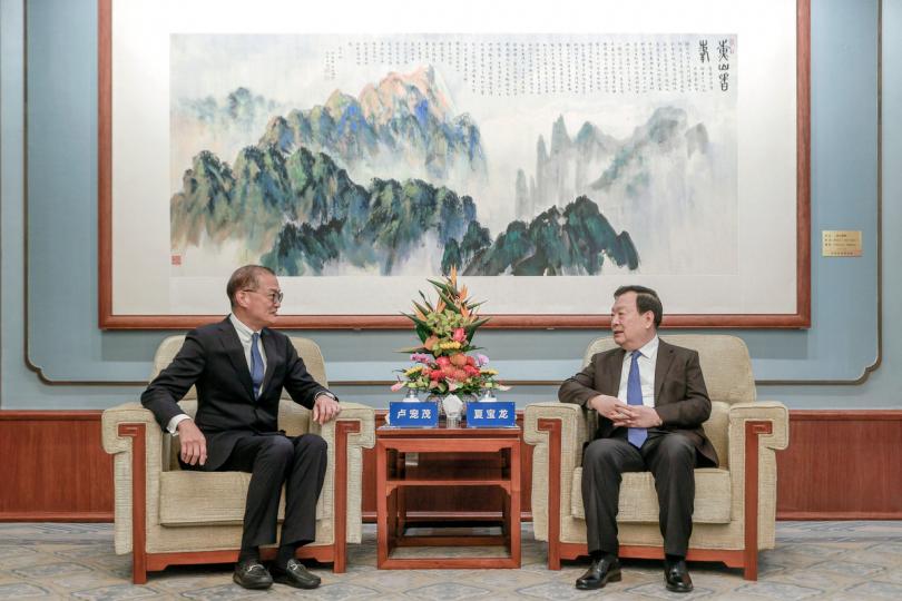 變革求新:  盧寵茂（左）拜會夏寶龍，並向他介紹香港醫療衞生系統概況。
