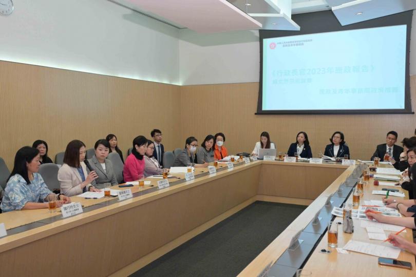 婦女發展: 麥美娟(右二)向本地婦女團體代表和婦女事務委員會委員介紹施政報吿的政策措施。 婦女發展: 麥美娟(右二)向本地婦女團體代表和婦女事務委員會委員介紹施政報吿的政策措施。