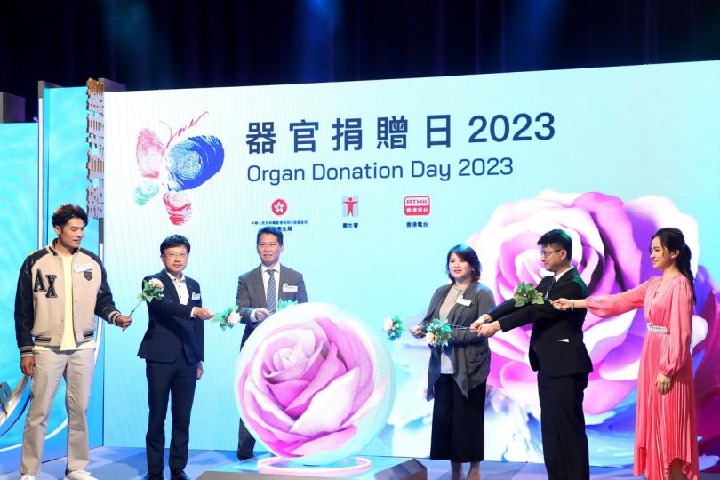 積極支持: 李夏茵(右三)與兩名器官捐贈日2023大使蕭凱恩(右一)、張小倫(左一)主持開幕儀式。 積極支持: 李夏茵(右三)與兩名器官捐贈日2023大使蕭凱恩(右一)、張小倫(左一)主持開幕儀式。