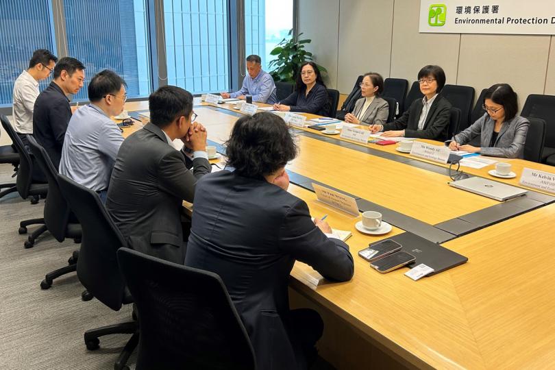 高度戒備: 黃淑嫻(右中)在會議上了解和協助業界繼續實行有效預防蝨患輸入的措施。 高度戒備: 黃淑嫻(右中)在會議上了解和協助業界繼續實行有效預防蝨患輸入的措施。
