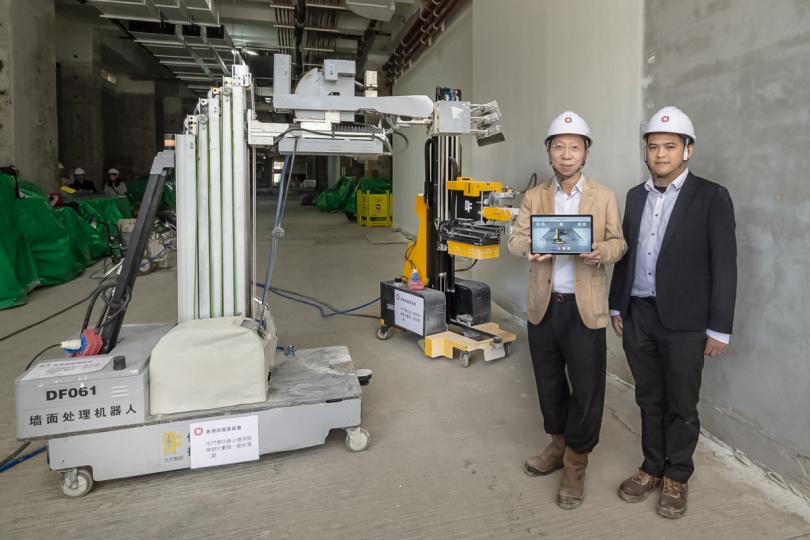 好幫手: 房委會引入多功能建築機械人,加強公工地安全,姚勳雄(左)表示機械人有助提高施工效率。 好幫手: 房委會引入多功能建築機械人,加強公工地安全,姚勳雄(左)表示機械人有助提高施工效率。