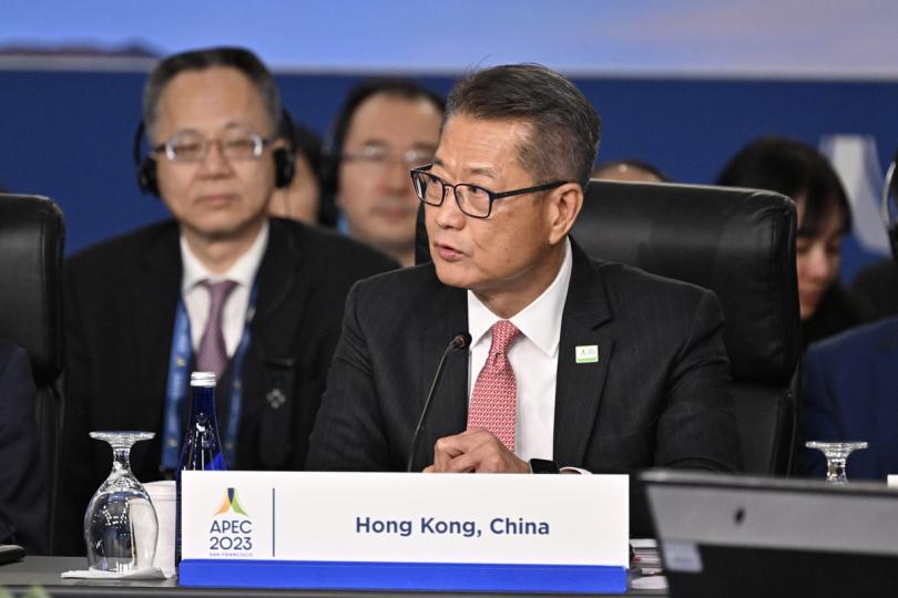 簡介: 陳茂波在財長會議介紹香港最新的經濟和金融情況。 簡介: 陳茂波在財長會議介紹香港最新的經濟和金融情況。