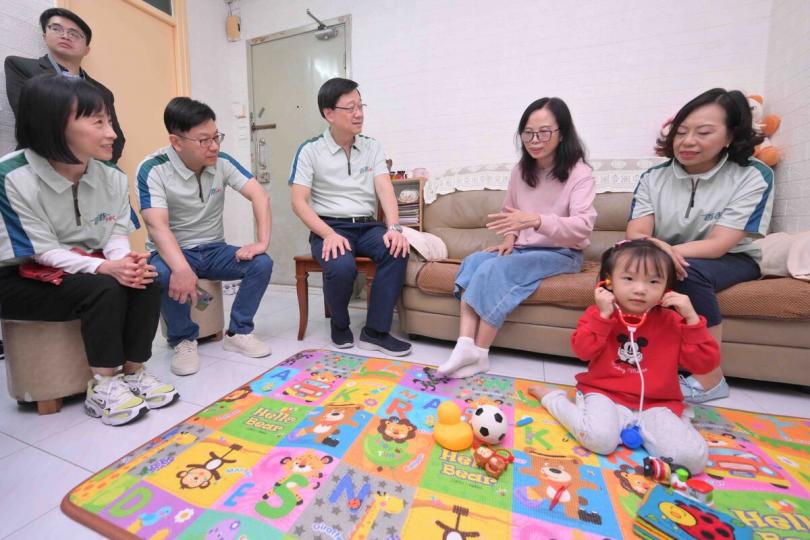 鄰里支援:  李家超（左三）、麥美娟（右一）、孫玉菡（左二）與社區保姆交談，了解她和受照顧幼兒的日常生活情況。