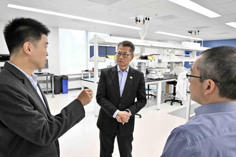 嶄新科技:  陳茂波（中）到訪矽谷一間從事人工智能和生命科技的初創企業，了解其技術和業務發展。