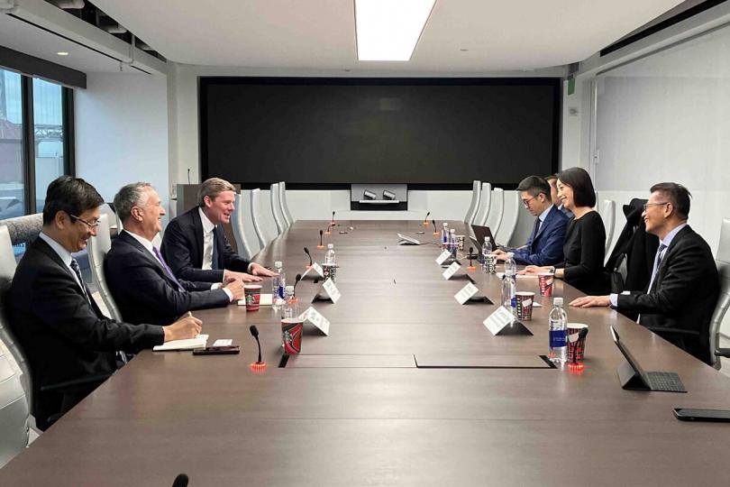 先進系統:  陳茂波（右一）到訪一家支付和金融科技的國際企業，了解電子支付的創新發展。