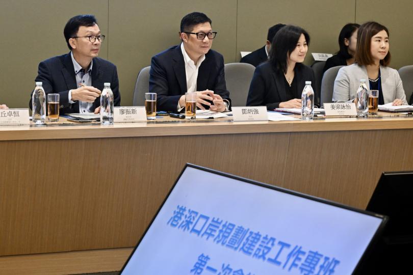 共議: 鄧炳強(左二)在港深口岸規劃建設工作專班會議上發言。 共議: 鄧炳強(左二)在港深口岸規劃建設工作專班會議上發言。