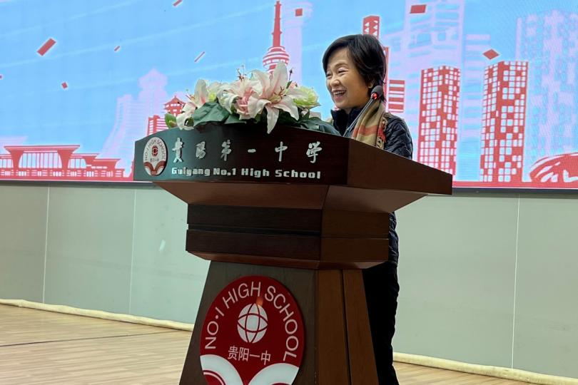 認識國情:  蔡若蓮在首發團啟動儀式上致辭。   