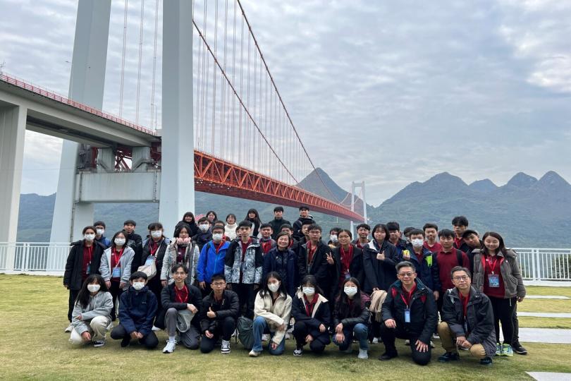 實地了解: 蔡若蓮(第二排中)與團員參觀壩陵河大橋。 實地了解: 蔡若蓮(第二排中)與團員參觀壩陵河大橋。