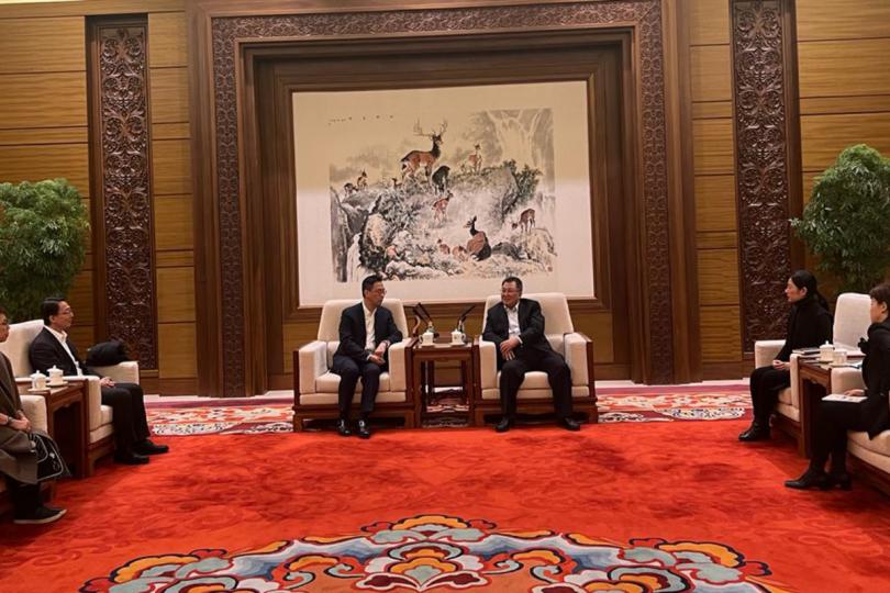 文化交流:  楊潤雄（左三）在北京與王春法（右三）會面。