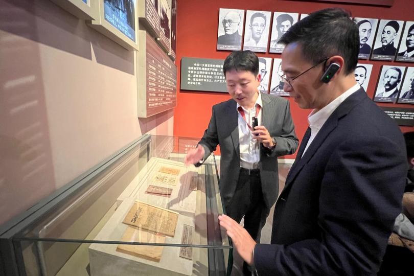 文物鑑賞: 楊潤雄(右)到訪中國國家博物館,參觀館內「復興之路」展覽。 文物鑑賞: 楊潤雄(右)到訪中國國家博物館,參觀館內「復興之路」展覽。