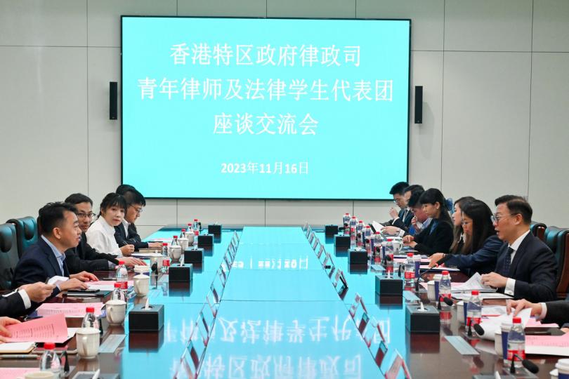座談交流:  張國鈞（右）與卞飛（左）會面。