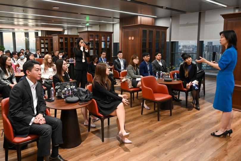 智慧仲裁:  青年法律業界代表團到訪深圳國際仲裁院。