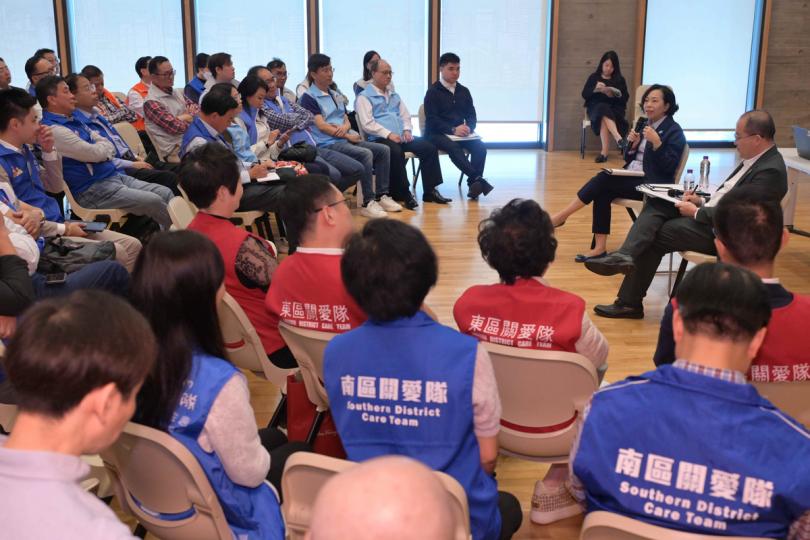 講解政策: 麥美娟(右二)在座談會向關愛隊代表介紹施政報吿與民青局相關的政策措施。 講解政策: 麥美娟(右二)在座談會向關愛隊代表介紹施政報吿與民青局相關的政策措施。