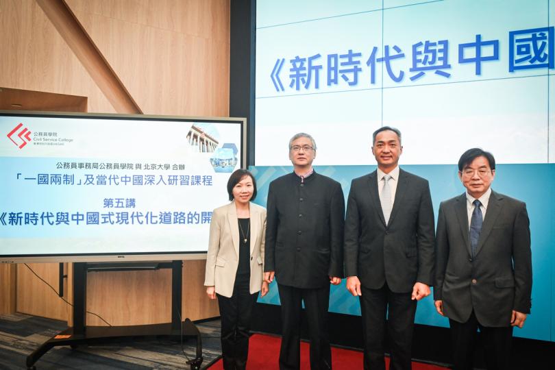 專題講座: 郭蔭庶(右二)和北京大學馬克思主義學院教授程美東(左二)在講座上合照。 專題講座: 郭蔭庶(右二)和北京大學馬克思主義學院教授程美東(左二)在講座上合照。