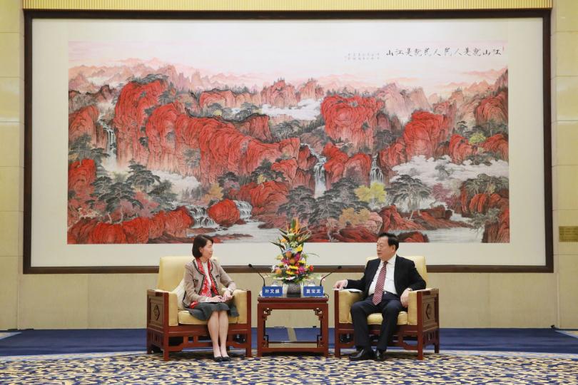 匯報成果: 葉文娟(左)率領政治委任官員在北京研修學習,其間獲國務院港澳事務辦公室主任夏寶龍接見。 匯報成果: 葉文娟(左)率領政治委任官員在北京研修學習,其間獲國務院港澳事務辦公室主任夏寶龍接見。