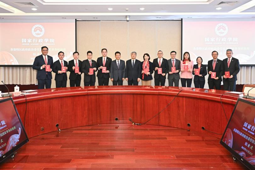 結業式:  政治委任官員國家事務研修班學員獲頒發國家行政學院結業證書，葉文娟（右七）與學員合照。