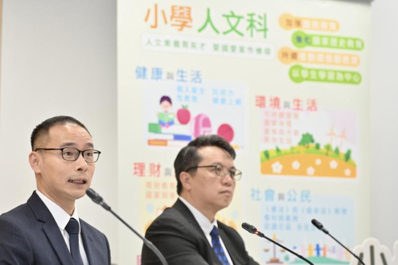 與時並進:  李建寰（左）表示，優化現行課程，增潤中華文化、國家歷史和國家地理等元素是為配合近年課程發展趨勢，