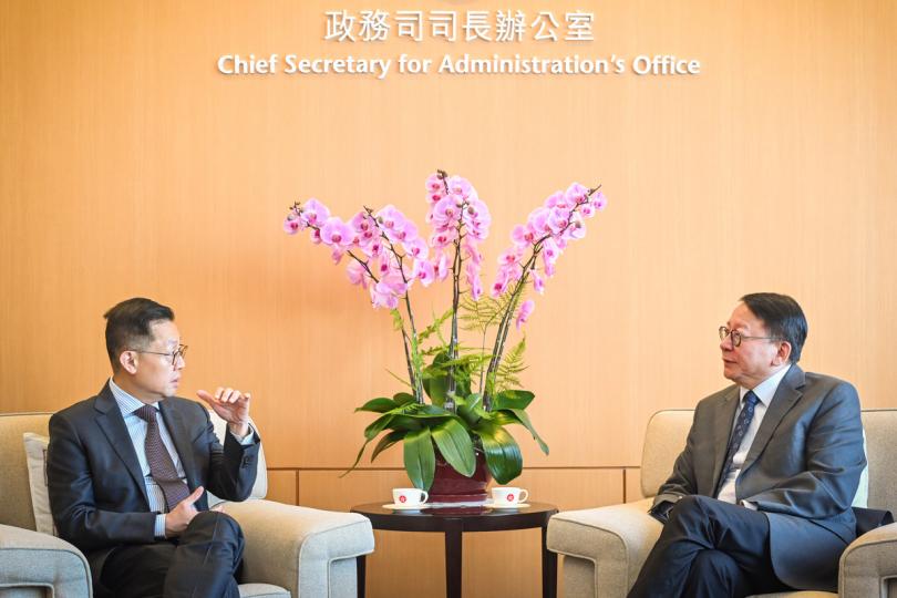 迎來賓: 陳國基(右)在政府總部與葉成昌會面。 迎來賓: 陳國基(右)在政府總部與葉成昌會面。