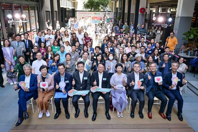 凝聚社會: 陳國基(第一排中)與孫東(第一排左四)出席社創基金十周年慶典。 凝聚社會: 陳國基(第一排中)與孫東(第一排左四)出席社創基金十周年慶典。