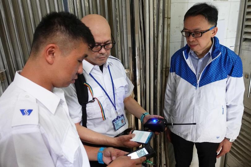 免被濫收: 水務署引入近距離無線抄讀水錶,讓抄錶員在單位外使用儀器直接讀取水錶讀數,解決個別劏房難以人手抄讀的問題。 免被濫收: 水務署引入近距離無線抄讀水錶,讓抄錶員在單位外使用儀器直接讀取水錶讀數,解決個別劏房難以人手抄讀的問題。