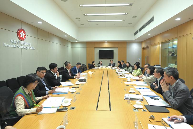 從長計議: 陳茂波(左四)主持大型發展項目融資委員會會議。財政司副司長黃偉綸(左三)、財經事務及庫務局局長許正宇(右四)、運輸及物流局局長林世雄(左二)和發展局局長甯漢豪(右三)一同出席。 從長計議: 陳茂波(左四)主持大型發展項目融資委員會會議。財政司副司長黃偉綸(左三)、財經事務及庫務局局長許正宇(右四)、運輸及物流局局長林世雄(左二)和發展局局長甯漢豪(右三)一同出席。