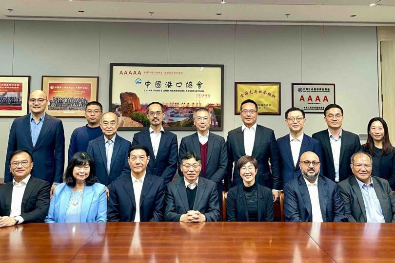 滬港交流: 林世雄(前排中)與中國港口協會常務副會長陳英明(前排左三)在上海會面。 滬港交流: 林世雄(前排中)與中國港口協會常務副會長陳英明(前排左三)在上海會面。