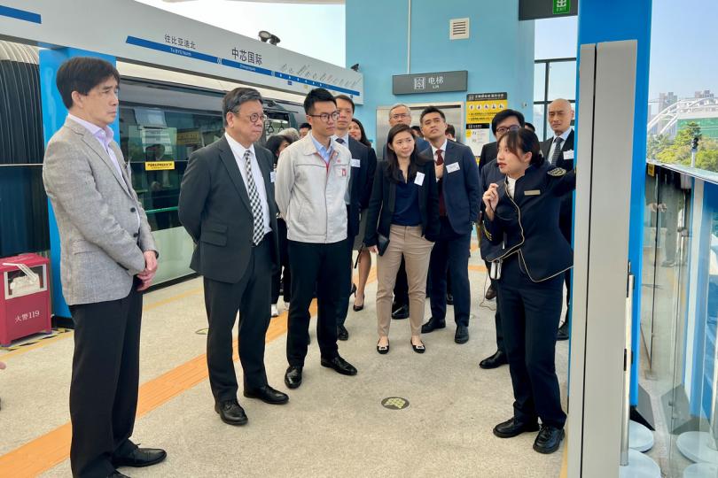 綠色運輸: 丘應樺(左二)參觀比亞迪股份總部,聽取公司代表介紹立體智能交通系統「雲巴」。 綠色運輸: 丘應樺(左二)參觀比亞迪股份總部,聽取公司代表介紹立體智能交通系統「雲巴」。