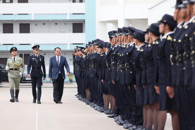 生力軍:  陳國基（左三）檢閱海關結業學員。