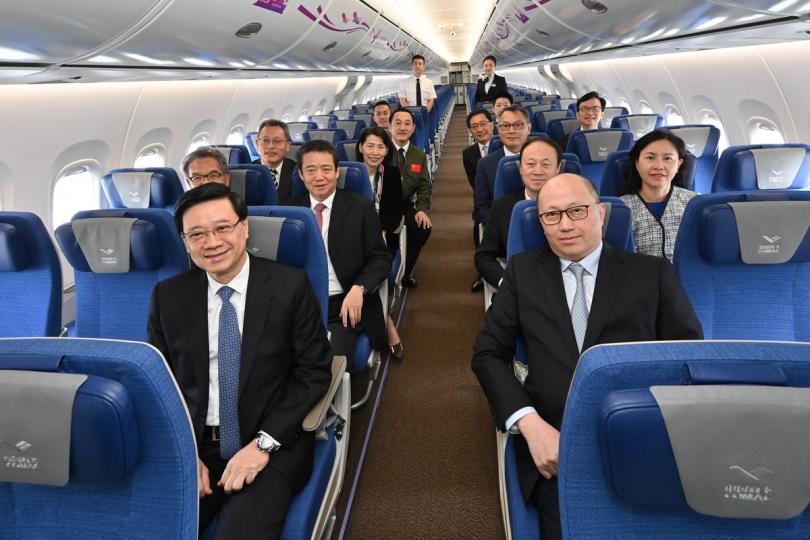自主研製: 李家超(第一排左)、鄭雁雄(第一排右)與其他嘉賓在C919客艙內合照。 自主研製: 李家超(第一排左)、鄭雁雄(第一排右)與其他嘉賓在C919客艙內合照。