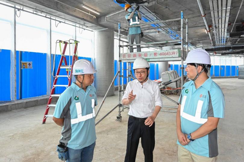 提高意識:  孫玉菡（中）到建築地盤實地視察，呼籲工人注意工作安全。