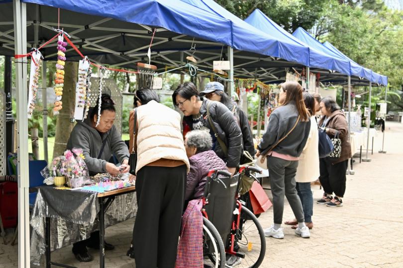 歡度假日: 「藝趣坊」攤位展出和售賣精緻手工藝品,也提供繪畫和人像素描等服務。 歡度假日: 「藝趣坊」攤位展出和售賣精緻手工藝品,也提供繪畫和人像素描等服務。