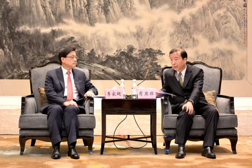 互利共贏:  李家超（左）在東莞會晤肖亞非。   