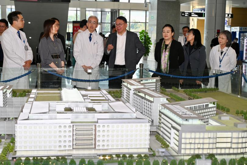 為民服務:  陳國基（中）參觀港大深圳醫院，欣悉院方助力推行「支援粵港澳大灣區醫院管理局病人先導計劃」等項目，為內地港人提供更完善的醫療服務。
