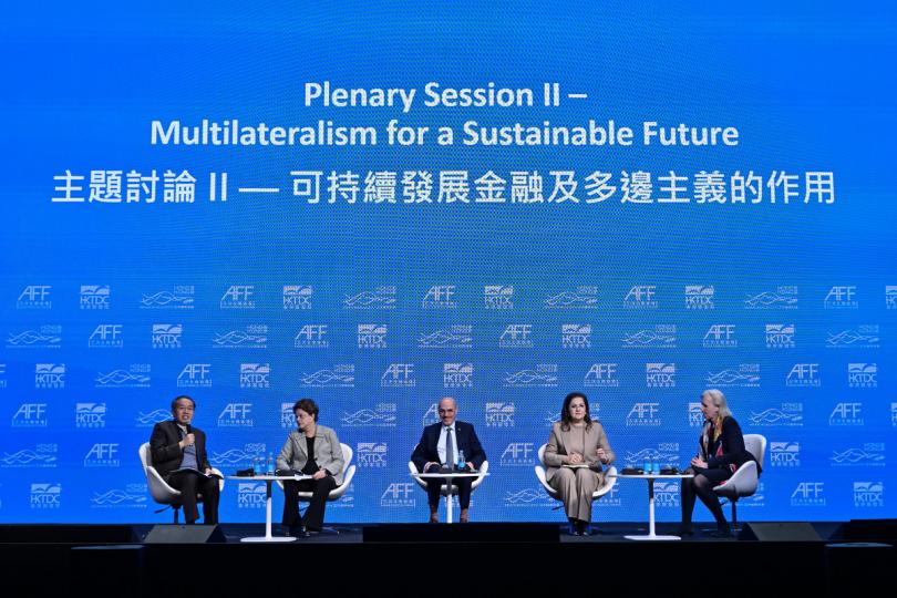 精英對談:  許正宇（左一）在論壇主持主題討論環節。