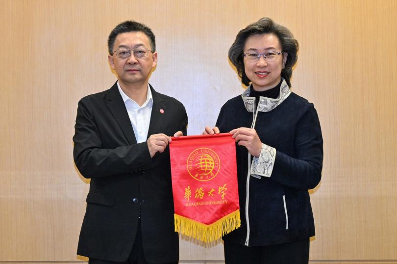 幸會: 楊何蓓茵(右)與徐西鵬率領的代表團會面,並接受徐西鵬致送的錦旗。 幸會: 楊何蓓茵(右)與徐西鵬率領的代表團會面,並接受徐西鵬致送的錦旗。
