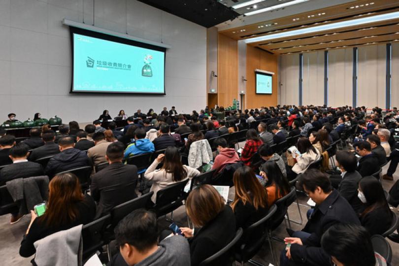 謝展寰向區議員介紹垃圾收費 謝展寰向區議員介紹垃圾收費