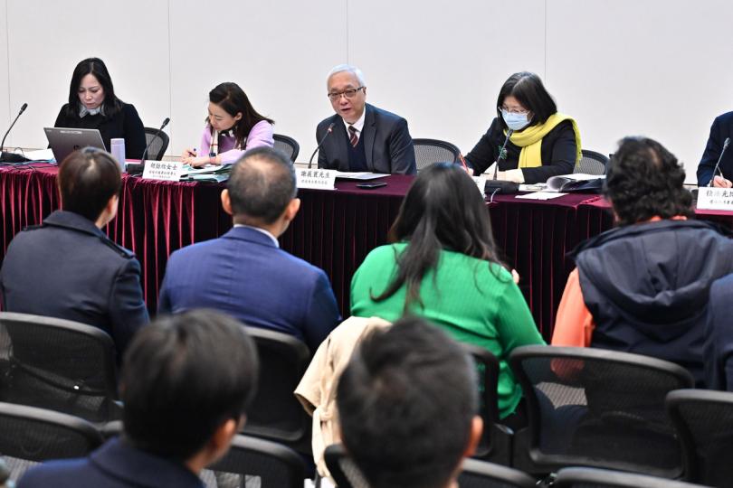 加強推廣:  謝展寰（後排右二）向區議員解釋垃圾收費的最新推行安排，並解答他們對實施細節的問題。